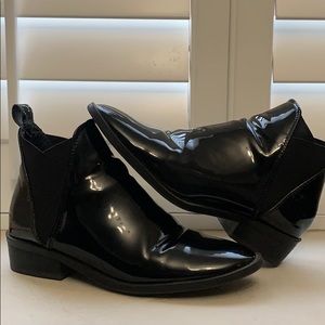 Trendy black woman booties 6 1/2.